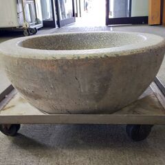 △ 石臼 いしうす 餅臼 餅つき 高さ 20cm 直径 55.5cm ヒビあり 現状渡しの画像