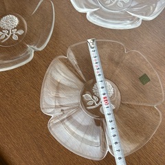 HOYAクリスタル　浮き彫り　花びら型のガラス皿　5枚の画像