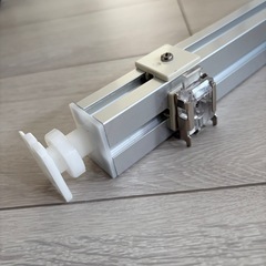 ロールスクリーンとつっばりアジャスターの画像