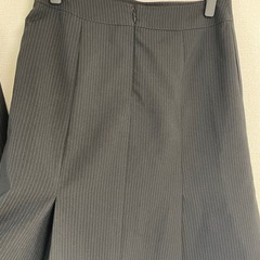 スーツ　ブラック寄りのグレーストライプ３点セットの画像