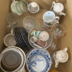 皿等陶器、コップ、その他多数の画像