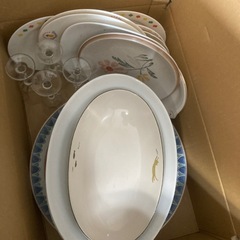 皿等陶器、コップ、その他多数の画像