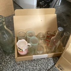 皿等陶器、コップ、その他多数の画像