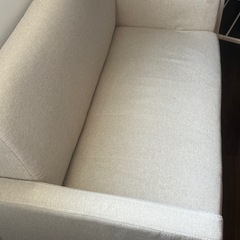 ベージュ色 二人掛けソファーの画像