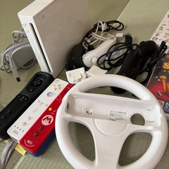 Wii 本体＆リモコン＆ソフト＆ハンドル　まとめての画像