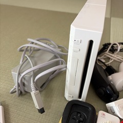Wii 本体＆リモコン＆ソフト＆ハンドル　まとめての画像