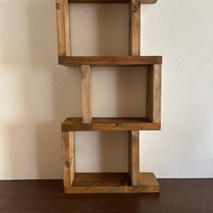 決まりました 木のディスプレイ棚の画像