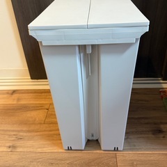 両開きペダル式ゴミ箱（ホワイト）／¥500の画像