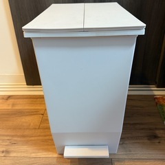 両開きペダル式ゴミ箱（ホワイト）／¥500の画像