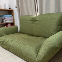 2人掛けソファー　クッション付きの画像