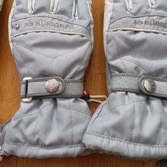 スキー用グローブ２つとゴーグルの画像