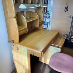 学習机と椅子の画像