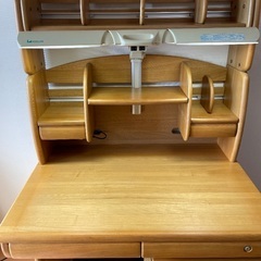 学習机と椅子の画像