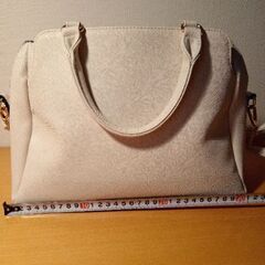 ホワイト ショルダーバッグ ファスナー付きの画像