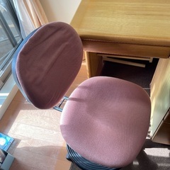 学習机と椅子の画像