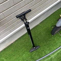 自転車と空気入れセットの画像