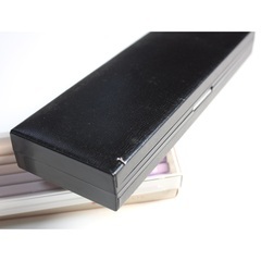 筆箱 と 鉛筆のセットの画像