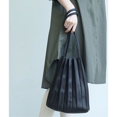 コカ　フェイクレザープリーツハンドバッグ　の画像