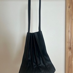 コカ　フェイクレザープリーツハンドバッグ　の画像