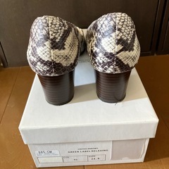 グリーンレーベル　パンプス　ヘビ柄の画像