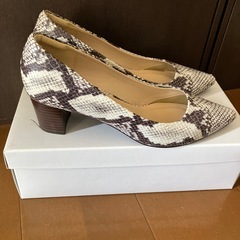 グリーンレーベル　パンプス　ヘビ柄の画像