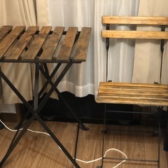 IKEA 机と椅子の画像
