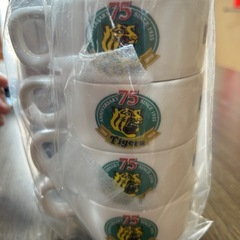 阪神タイガースの75周年マグカップセットの画像