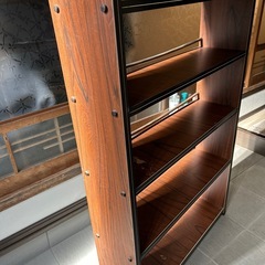 レトロちっくな棚の画像