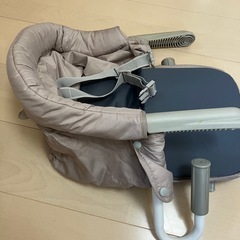 テーブルに固定する椅子の画像