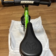 ストライダー 12インチ 緑 スタンド付きの画像
