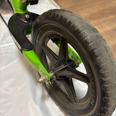 ストライダー 12インチ 緑 スタンド付きの画像