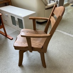 サ2511-383 木製 肘掛け付き ダイニング チェア 回転式 キズ汚れ有りの画像