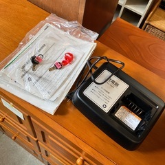 サ2511-384 BRIDGESTONE 電動アシスト付き自転車 ASSISTAUNI 充電器取説付き 20インチ 鍵スペア含め3つ付き 動作確認済み 3段ギア付き 前カゴ付き 中古美品の画像