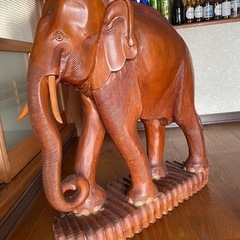 木彫りの象の画像