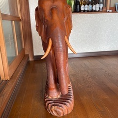 木彫りの象の画像