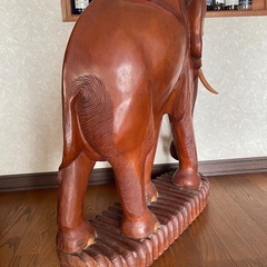 木彫りの象の画像