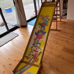 年代物幼児用木製滑り台の画像