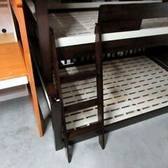 複数在庫 2段ベッド 上段シングル・下段セミダブル 親子ベッド ロータイプ 木製 ダークブラウン はしご・宮棚・ライト・コンセント付き すのこ床板 苫小牧西店の画像