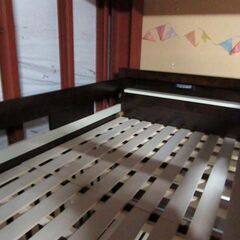 複数在庫 2段ベッド 上段シングル・下段セミダブル 親子ベッド ロータイプ 木製 ダークブラウン はしご・宮棚・ライト・コンセント付き すのこ床板 苫小牧西店の画像