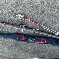 スキー板とストックの画像
