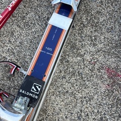 スキー板とストックの画像