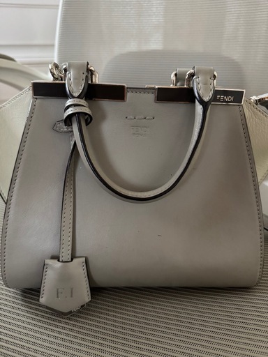 FENDI プチトロワジュール (チョコラ) 安里のバッグの中古あげます