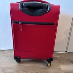 赤のキャリーケース　2ー3泊できますの画像