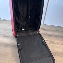 赤のキャリーケース　2ー3泊できますの画像
