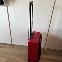 赤のキャリーケース　2ー3泊できますの画像