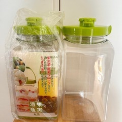 果実瓶　　プラスチック　２つの画像