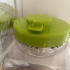 果実瓶　　プラスチック　２つの画像