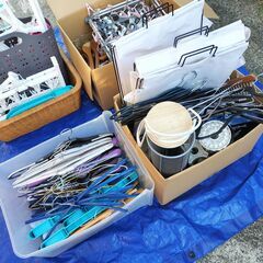 物干し竿、物干し台、ハンガー、洗濯はさみ etc大量まとめての画像