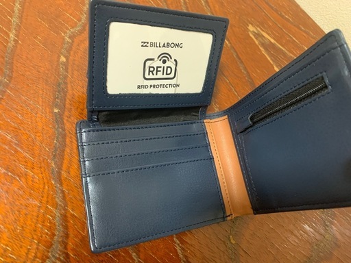 新品 ビラボン 2つ折り財布
