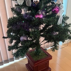 クリスマスツリー　150cm 木製ポット　飾りとLED付きの画像